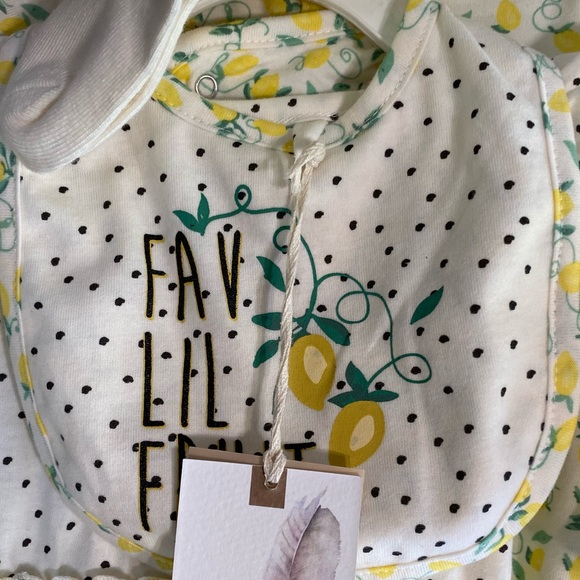 Jessica Simpson Baby 5-Pc Layette Set - Picture 3 of 12